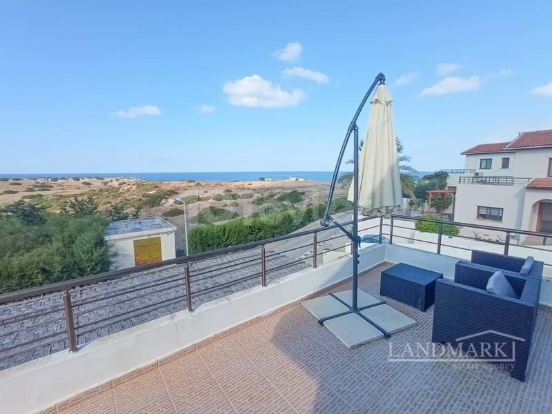 Villa mit 3 Schlafzimmern und wunderschönem Meerblick + teilweise möbliert + 2 Gemeinschaftspools + fußläufig zum Strand