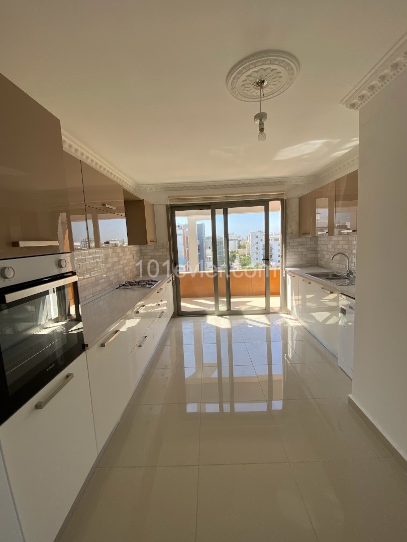 2+1 LUXURIOUS PENTHOUSE FOR RENT IN KYRENIA CITY CENTER 