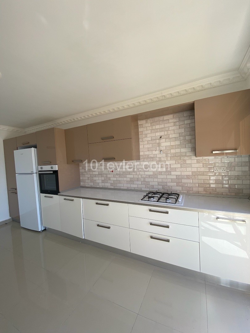 2+1 LUXURIOUS PENTHOUSE FOR RENT IN KYRENIA CITY CENTER 