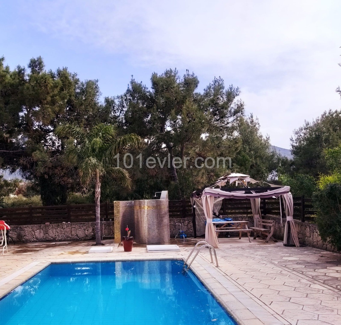 3+1 VILLA WITH PRIVATE POOL AND ONLY 2 MINS AWAY FROM MAIN ROAD 