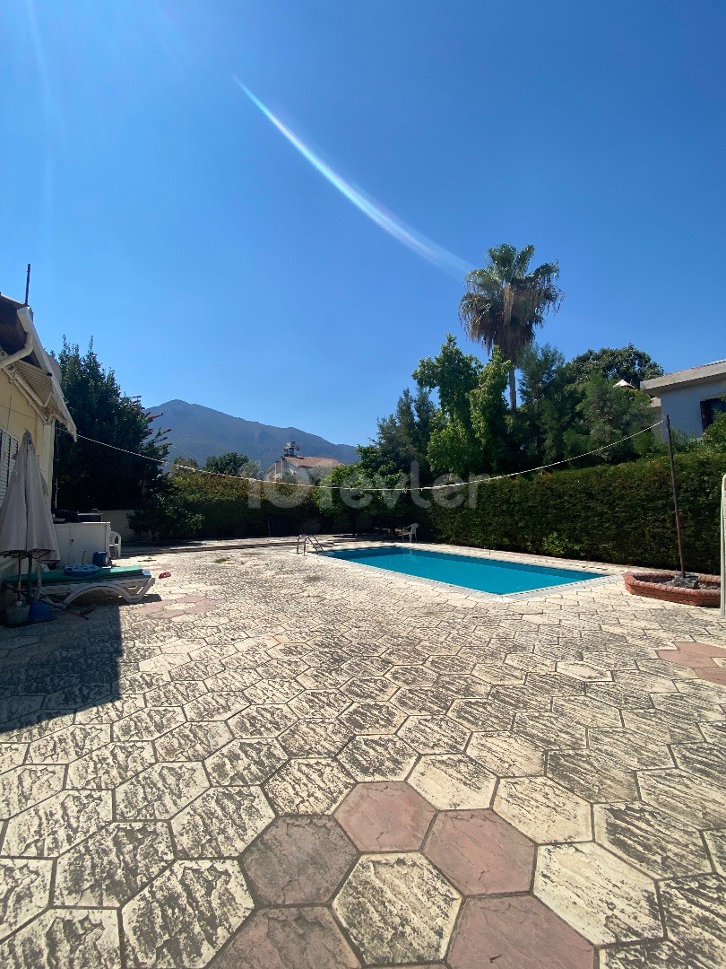 DETACHED VILLA (SURROUNDED BY OTHER VILLAS) ✔️CLOSE TO MAIN ROAD ✔️PRIVATE SWIMMING  POOL 