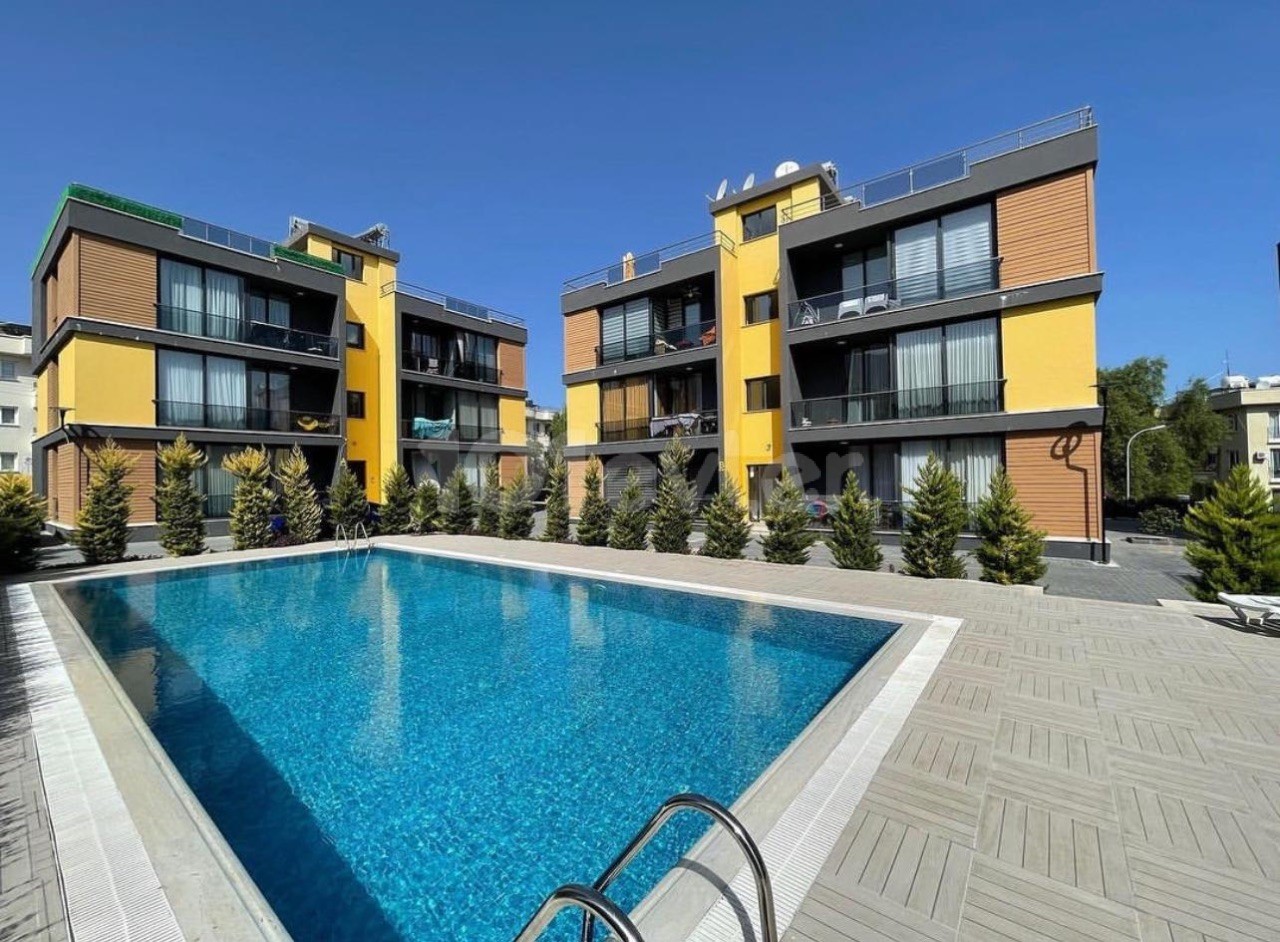 2+1 FLAT IN ALSANCAK WITH SPACIOUS TERRACE AND COMMUNAL SWIMMING POOL 