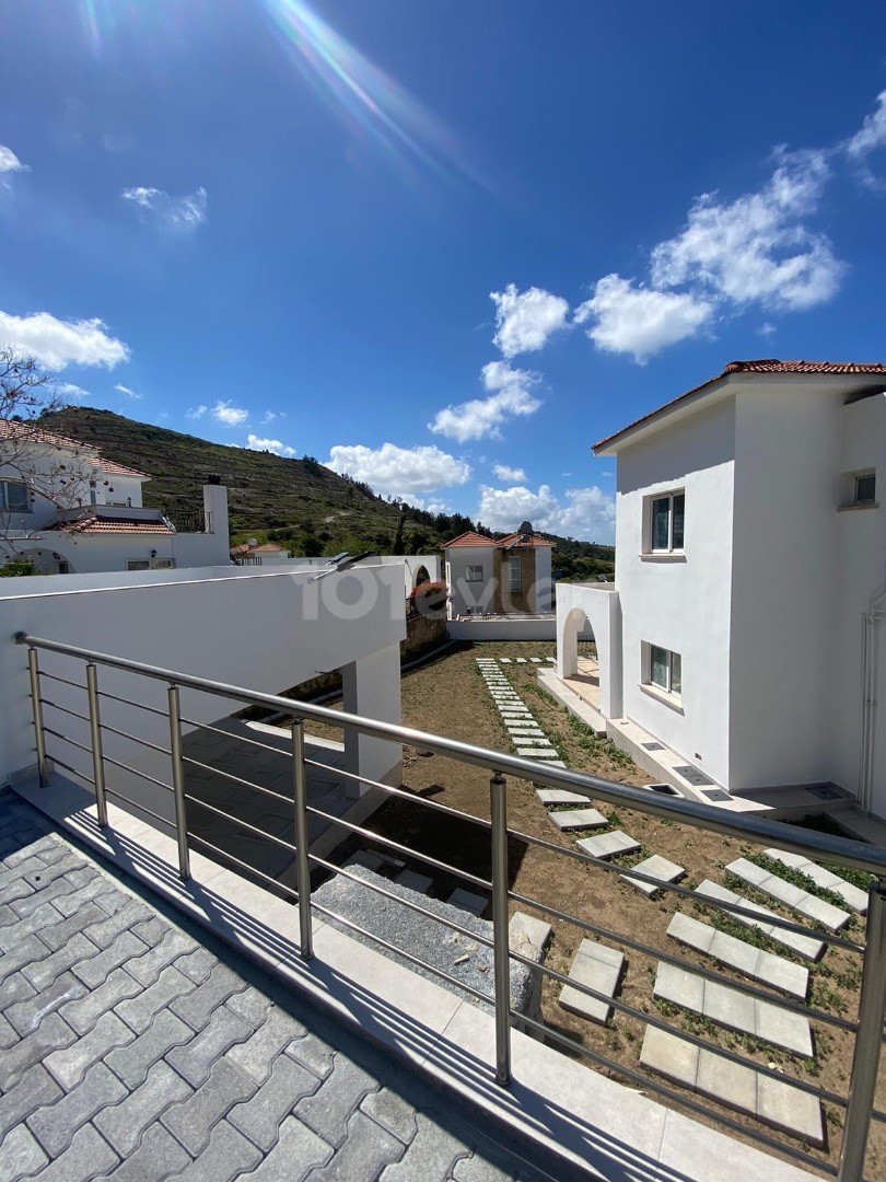 NEUE VILLA MIT BERG- UND MEERBLICK