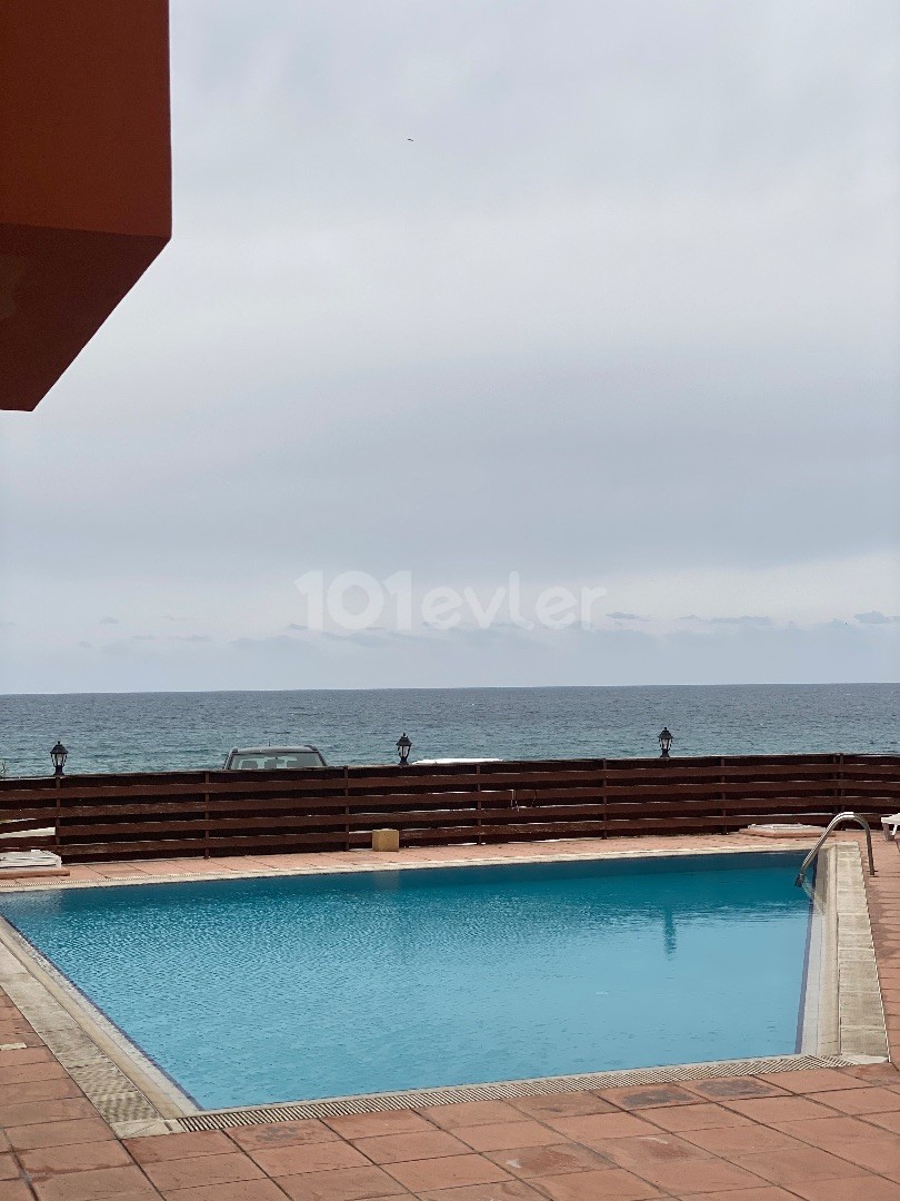 3+1 flat next to the sea with conmunal swimming pool and restaurant in the complex 
