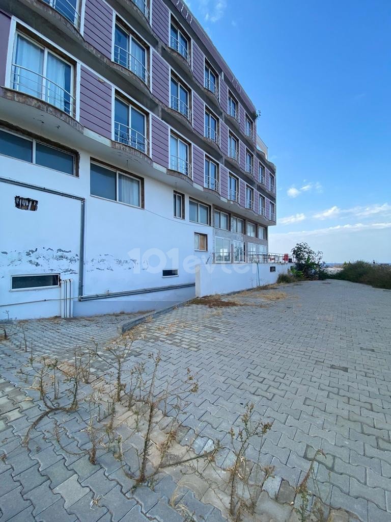 45-ZIMMER-HOTEL-GELEGENHEIT AUF EINEM 3-DECRES-GRUNDSTÜCK AN DER HAUPTSTRAßE MIT BLICK AUF DAS MEER