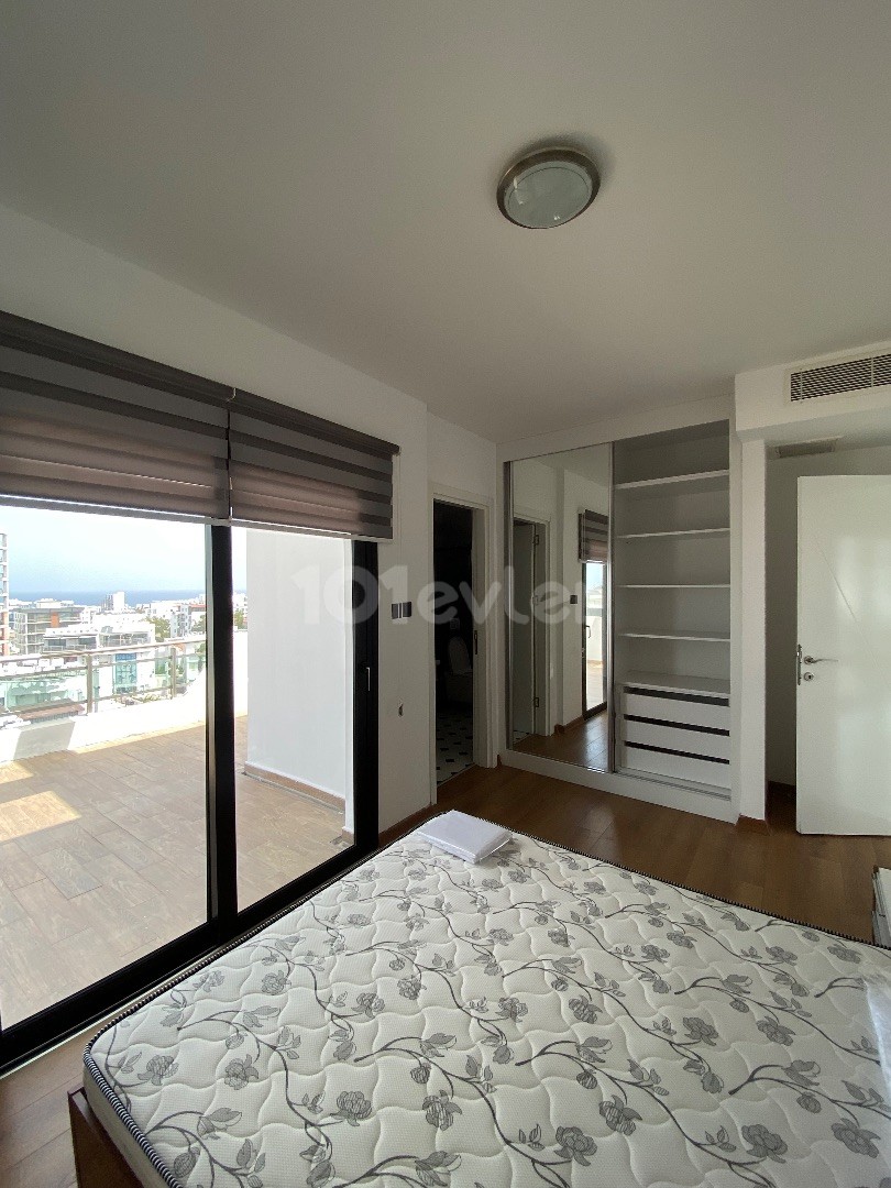 GİRNE MERKEZDE DAĞ VE DENİZ MANZARALI GENİŞ TERASLI PENTHOUSE