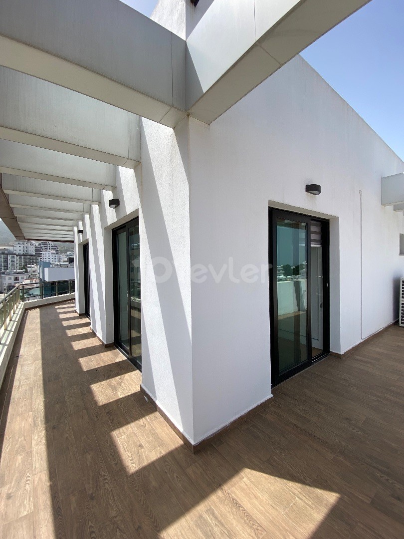 PENTHOUSE MIT GROSSER TERRASSE MIT BERG- UND MEERBLICK IM KYRENIA CENTER