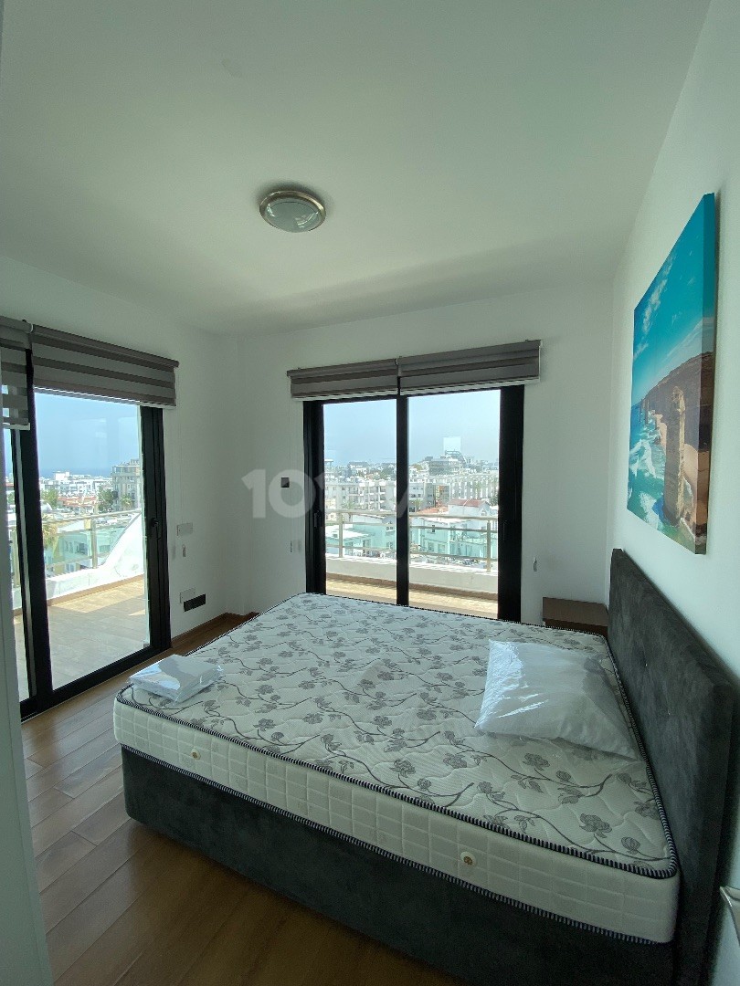 GİRNE MERKEZDE DAĞ VE DENİZ MANZARALI GENİŞ TERASLI PENTHOUSE