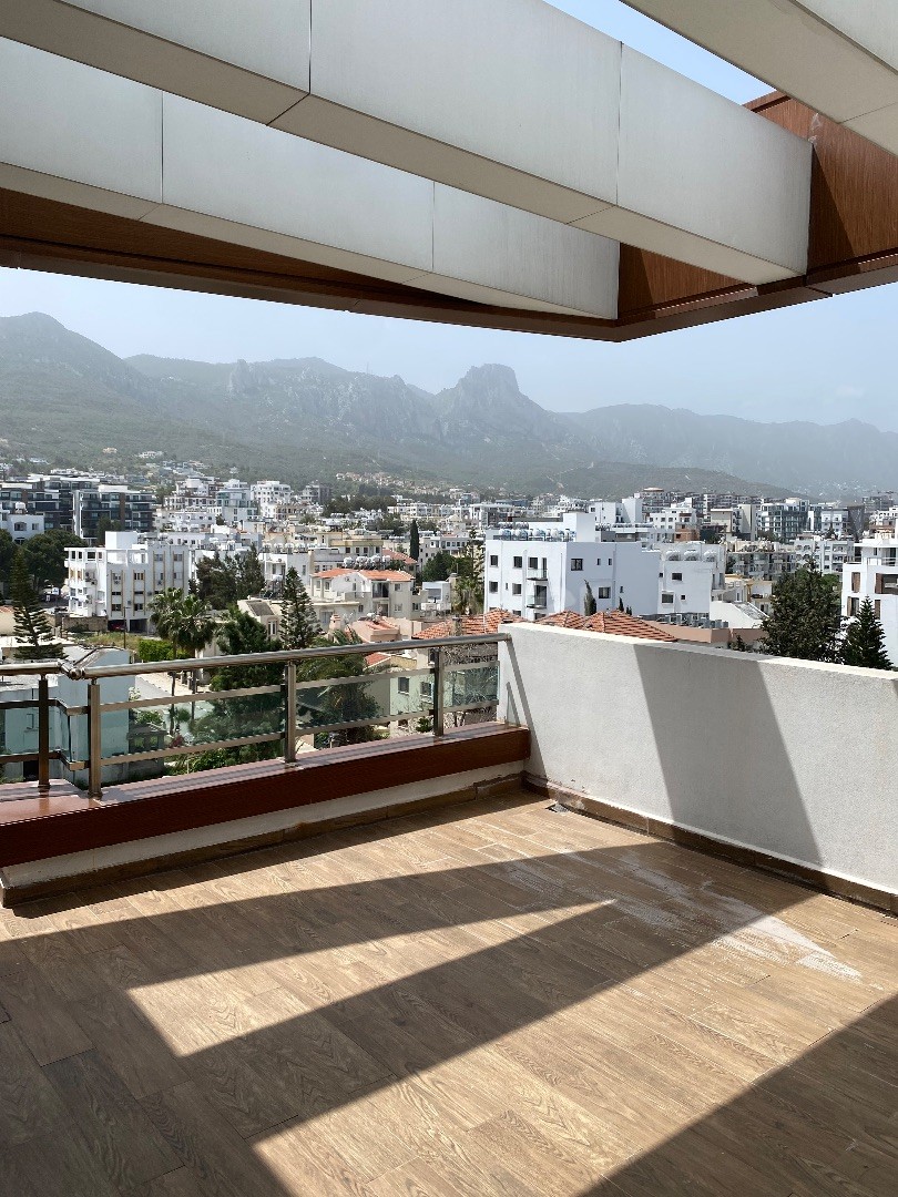 PENTHOUSE MIT GROSSER TERRASSE MIT BERG- UND MEERBLICK IM KYRENIA CENTER