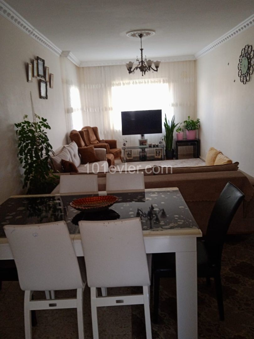 GİRNE LORD PALACE YAKININDA SATILIK 2+1 DAİRE