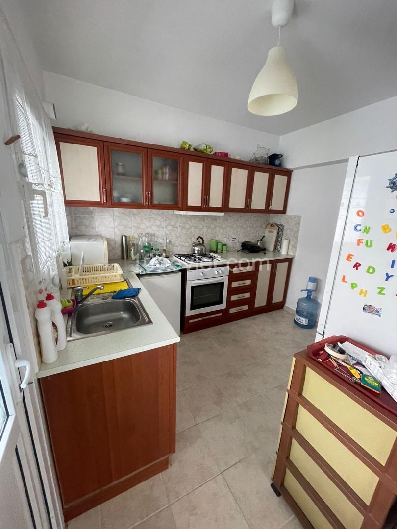 GİRNE DENİZ PLAZA ARKASINDA SATILIK 3+1 EŞYALI DAİRE