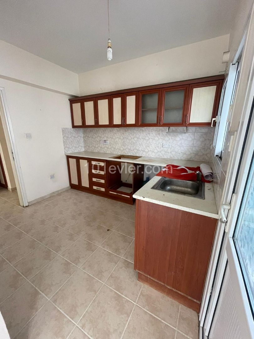 GİRNE DENİZ PLAZA ARKASINDA SATILIK EŞYASIZ 3+1 DAİRE