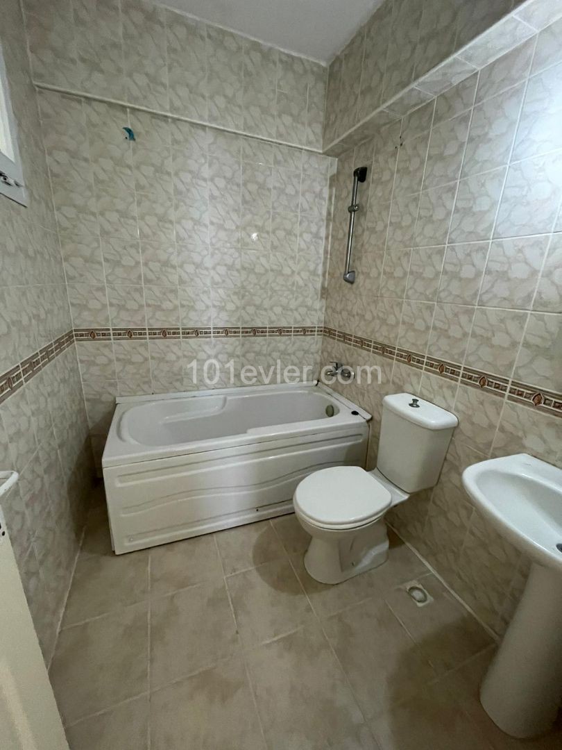 GİRNE DENİZ PLAZA ARKASINDA SATILIK EŞYASIZ 3+1 DAİRE