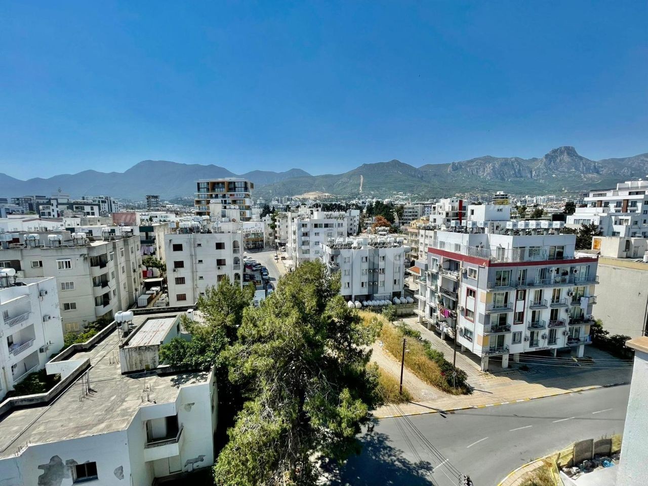 3+1 VOLL MÖBLIERTES PENTHOUSE ZUM VERKAUF GEGENÜBER KYRENIA PARK MALL ** 