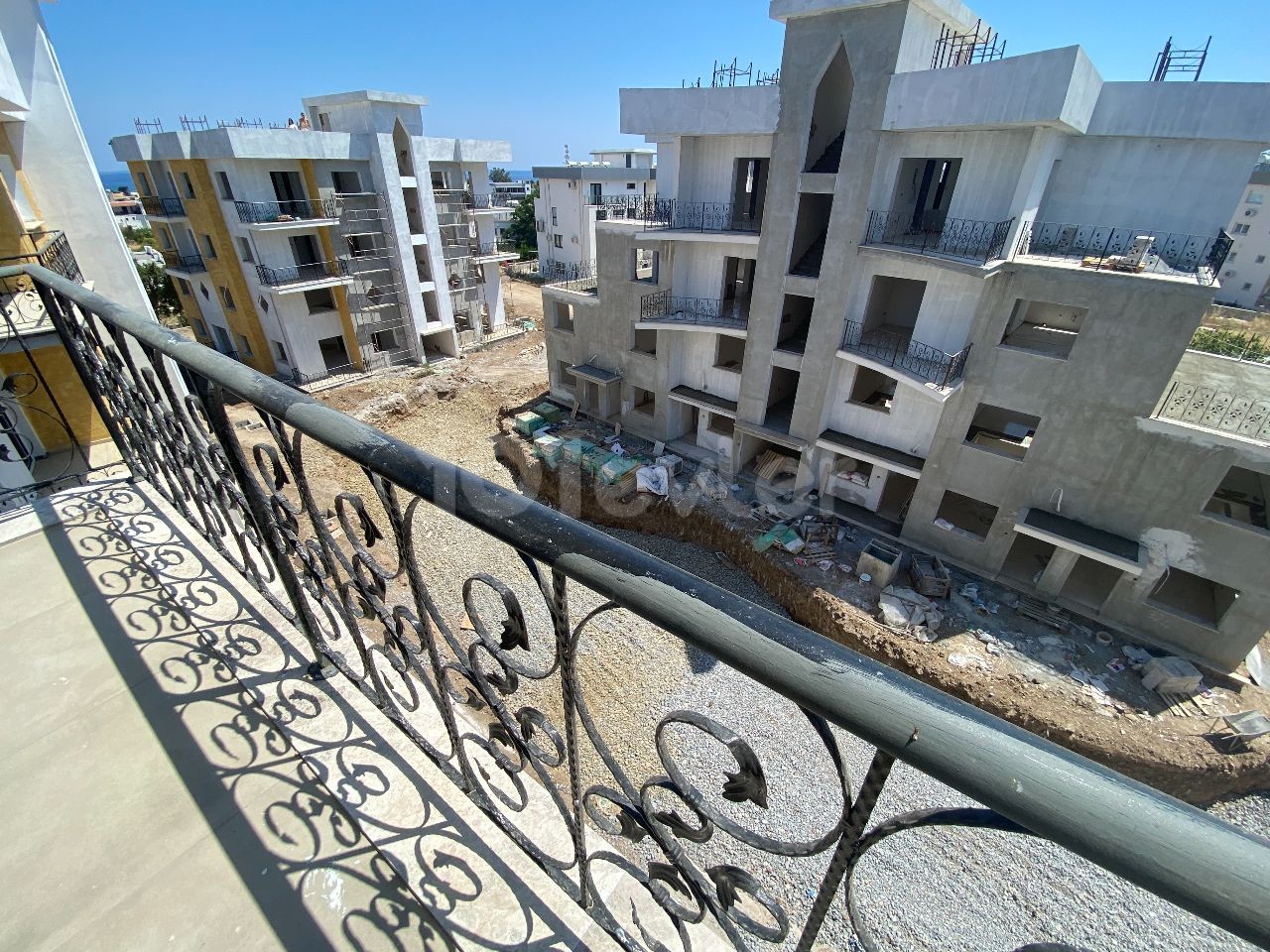 FOR SALE IN KYRENIA/ALSANCAK 1+1/2+1 APARTMENTS ** 