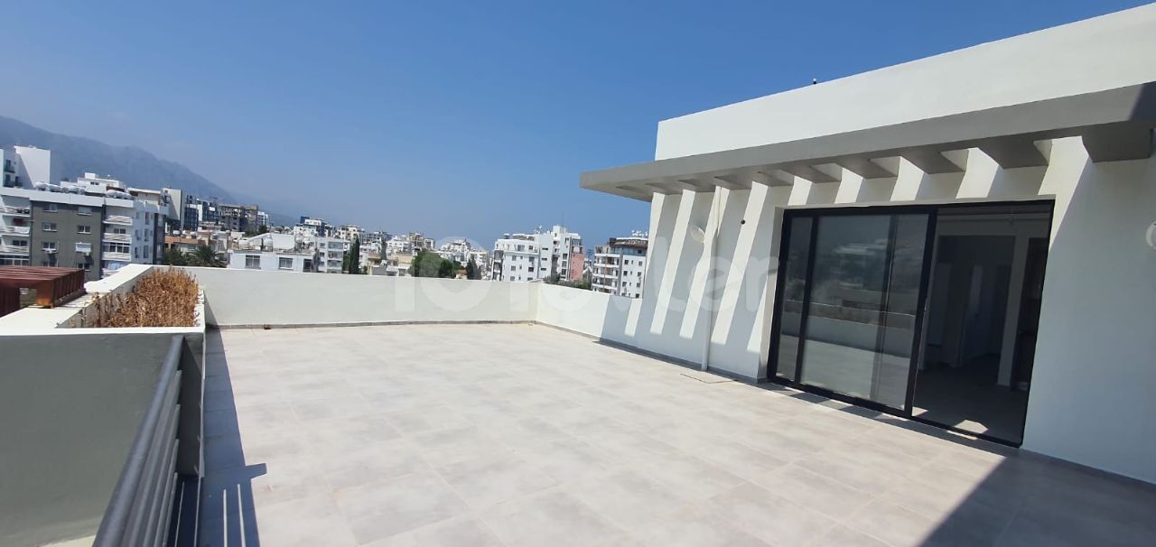 2+1 PENTHOUSE UND DAIRES IM ZENTRUM VON KYRENIA ZU VERKAUFEN ** 