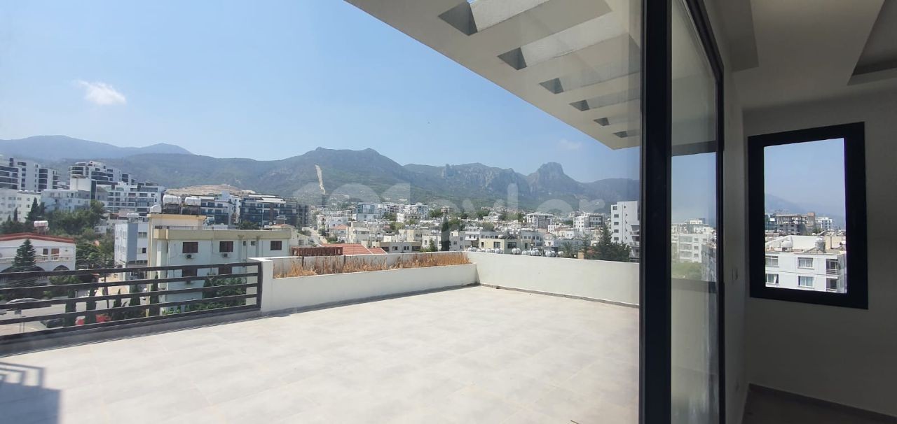 2+1 PENTHOUSE UND DAIRES IM ZENTRUM VON KYRENIA ZU VERKAUFEN ** 