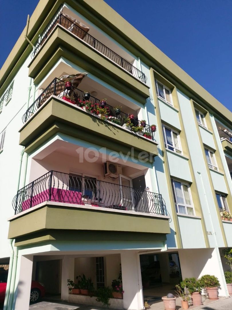 GİRNE MERKEZDE SATILIK YARI EŞYALI 3+1 DAİRE 