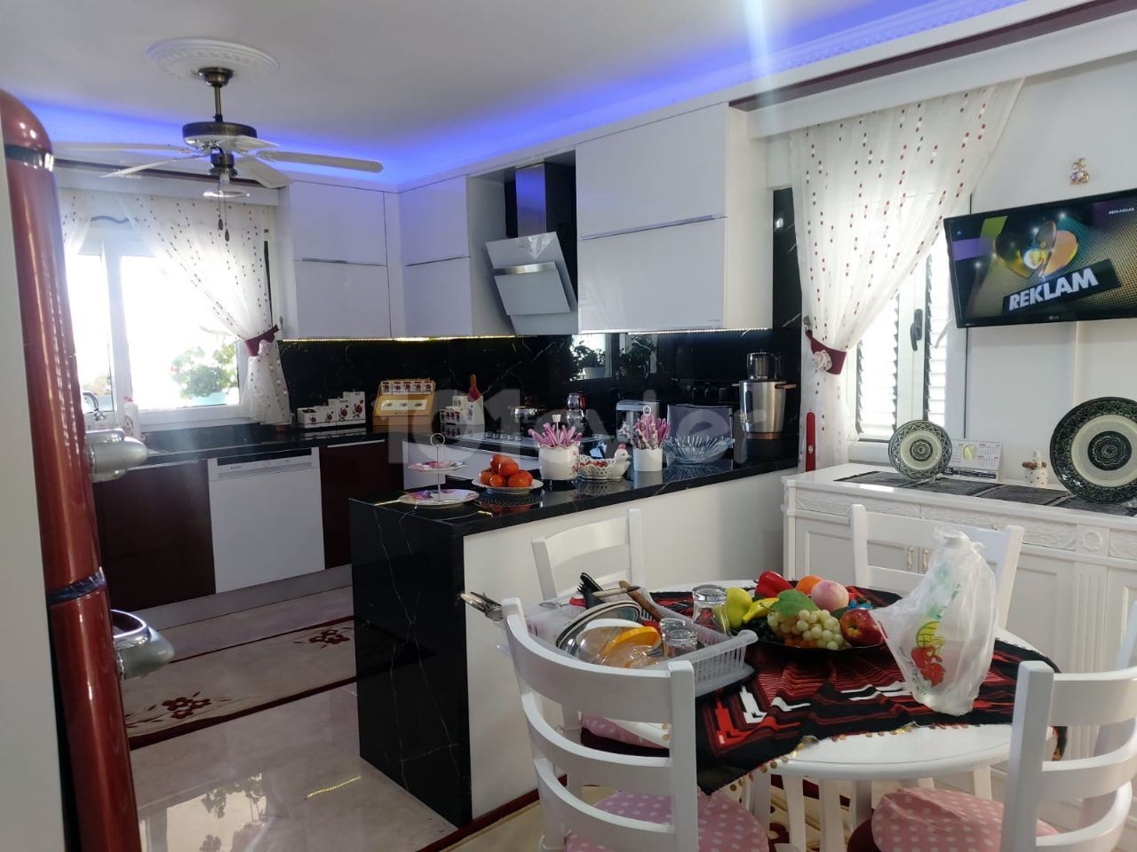 GİRNE MERKEZDE SATILIK YARI EŞYALI 3+1 DAİRE 