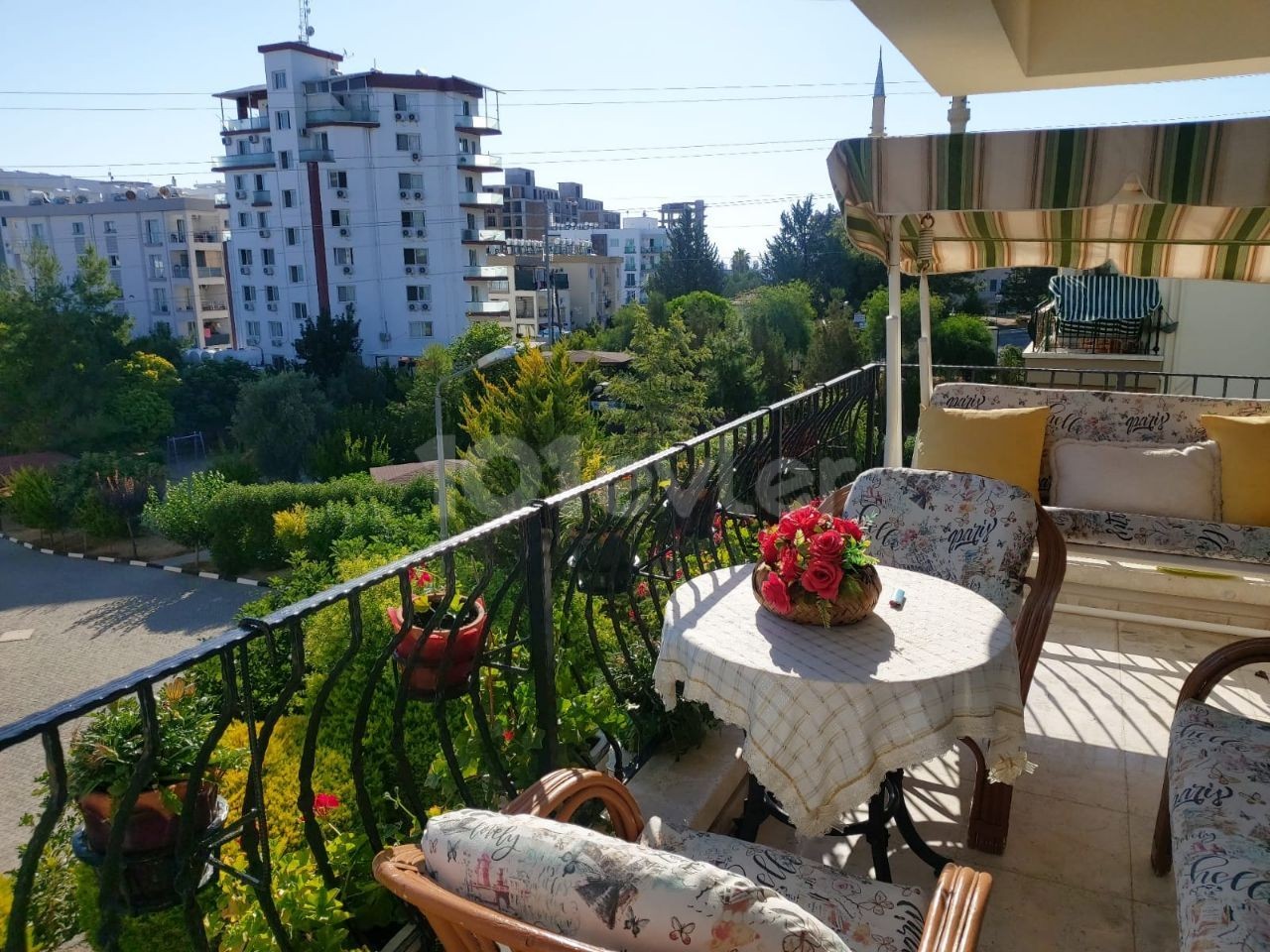 GİRNE MERKEZDE SATILIK YARI EŞYALI 3+1 DAİRE 