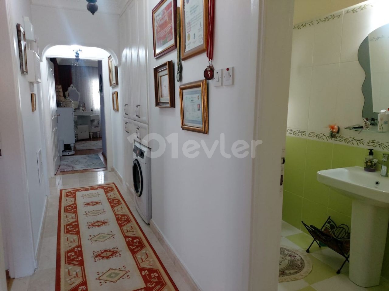 GİRNE MERKEZDE SATILIK YARI EŞYALI 3+1 DAİRE 