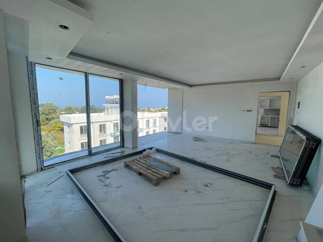 GİRNE/LAPTA'DA SATILIK TERASLI SIFIR 2+1 DAİRE