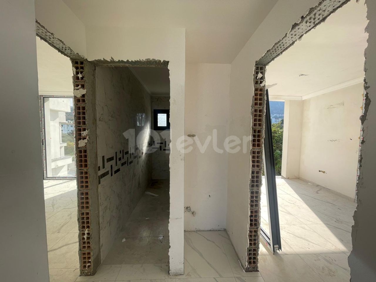 GİRNE/LAPTA'DA SATILIK TERASLI SIFIR 2+1 DAİRE