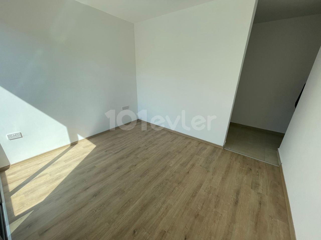 3+1 FLAT FOR SALE IN KYRENIA/ALSANCAK WITH COMMON POOL