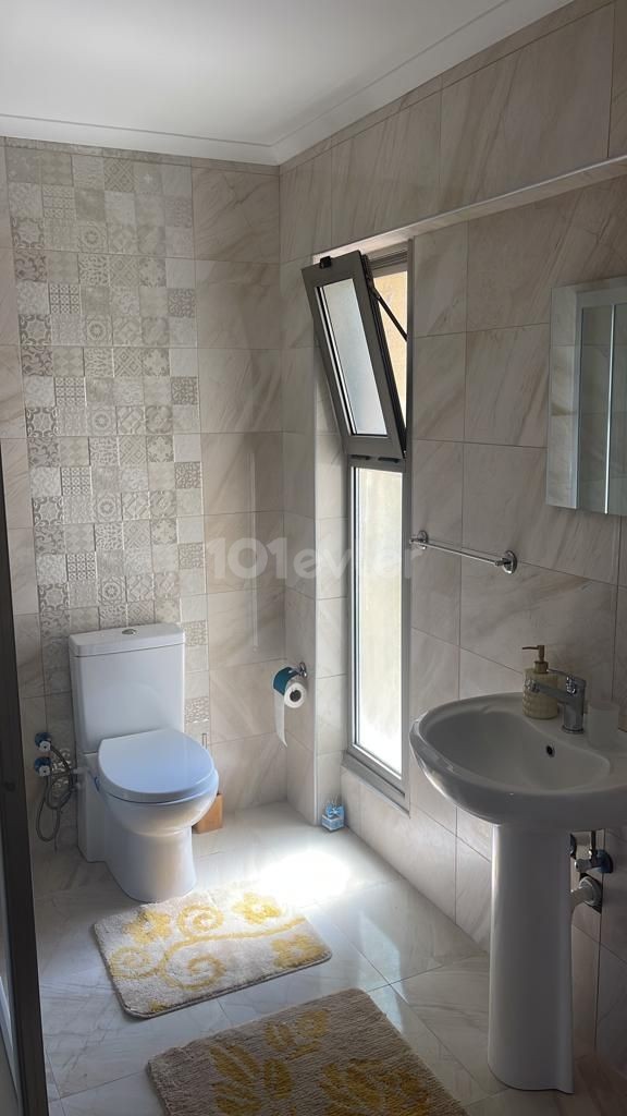 3+1 DUPLEX-MÖBLIERTE WOHNUNG ZU VERMIETEN IN GIRNE/ALSANCAK