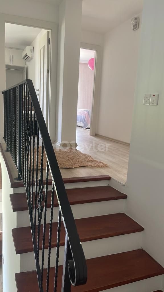 3+1 DUPLEX-MÖBLIERTE WOHNUNG ZU VERMIETEN IN GIRNE/ALSANCAK