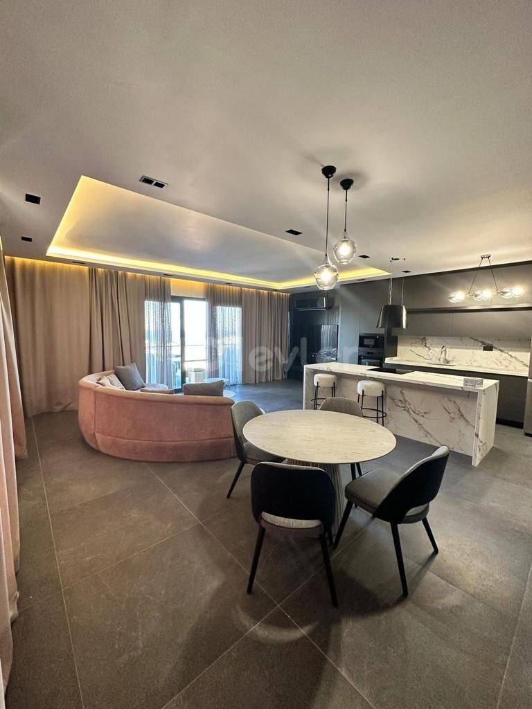 4+1 MÖBLIERTES PENTHOUSE ZUM VERKAUF IM KYRENIA CENTER