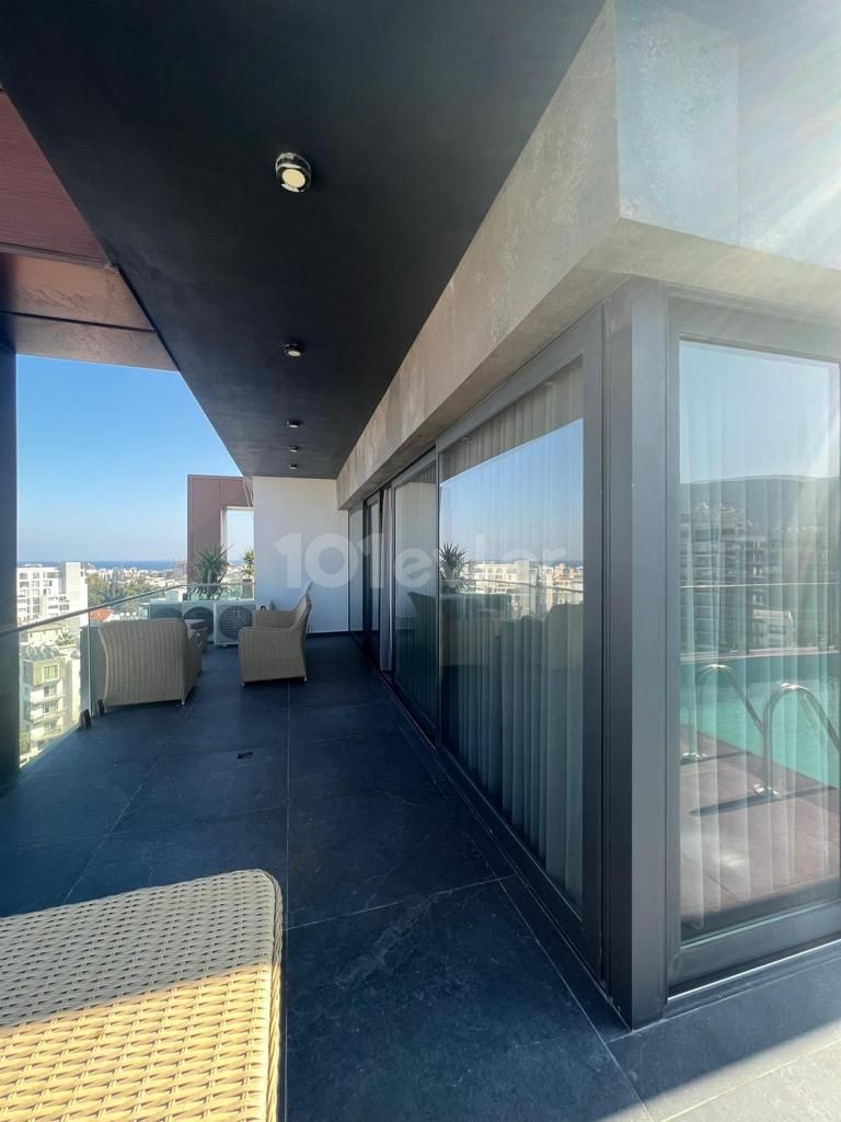 4+1 MÖBLIERTES PENTHOUSE ZUM VERKAUF IM KYRENIA CENTER