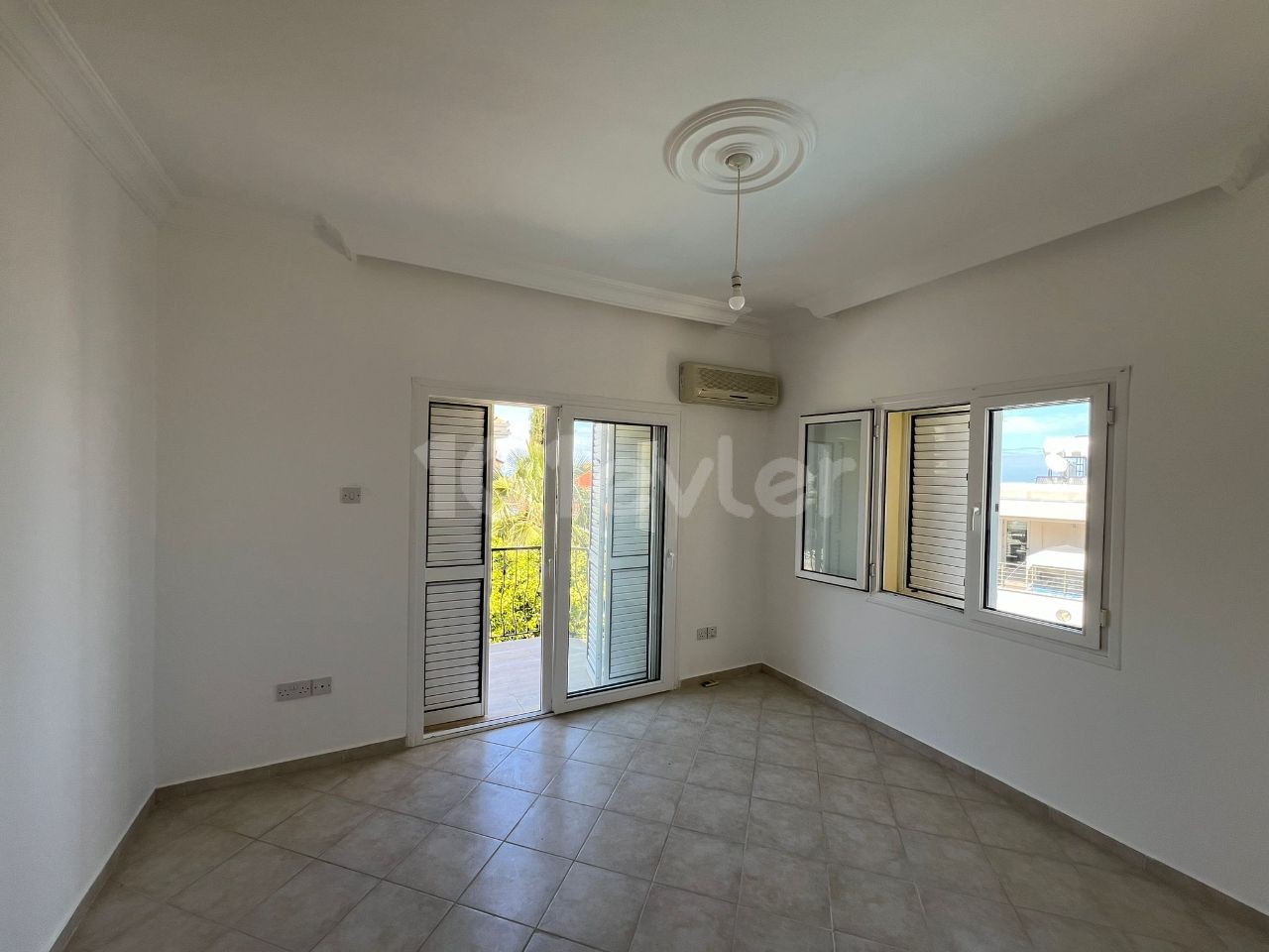 3+1 MÖBLIERTE/UNMÖBLIERTE VILLA ZU VERMIETEN IN KYRENIA/ILGAZ