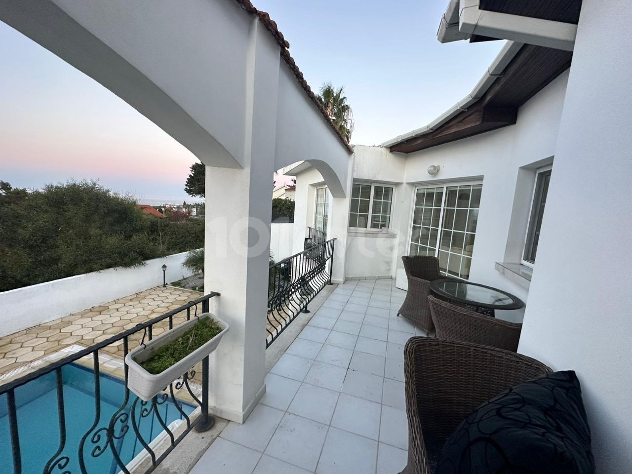 3+1 VILLA ZU VERMIETEN MIT VOLLSTÄNDIGEM MEERBLICK UND POOL IN KYRENIA/EDREMIT