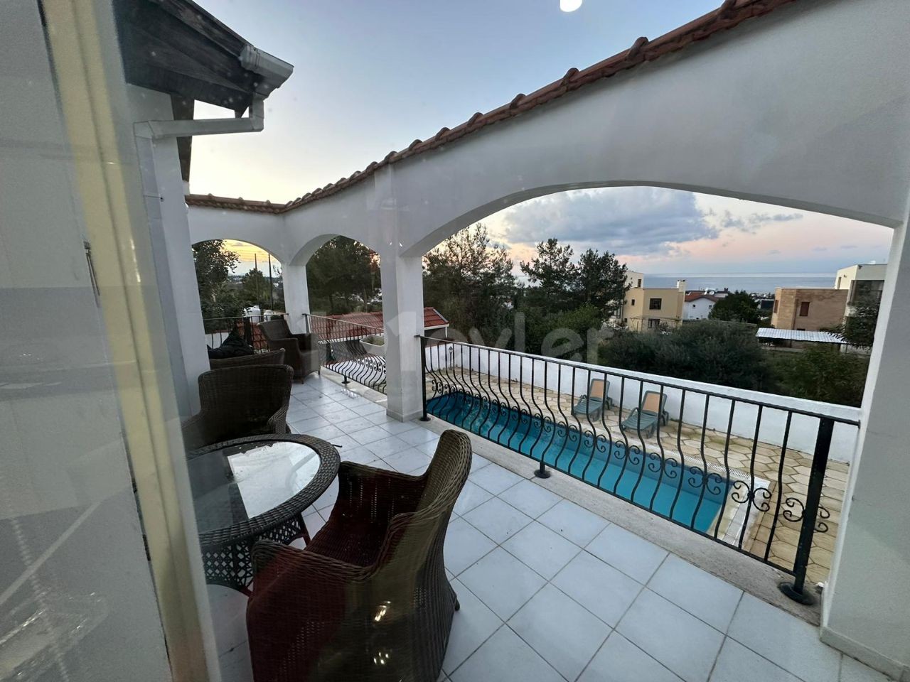 3+1 VILLA ZU VERMIETEN MIT VOLLSTÄNDIGEM MEERBLICK UND POOL IN KYRENIA/EDREMIT