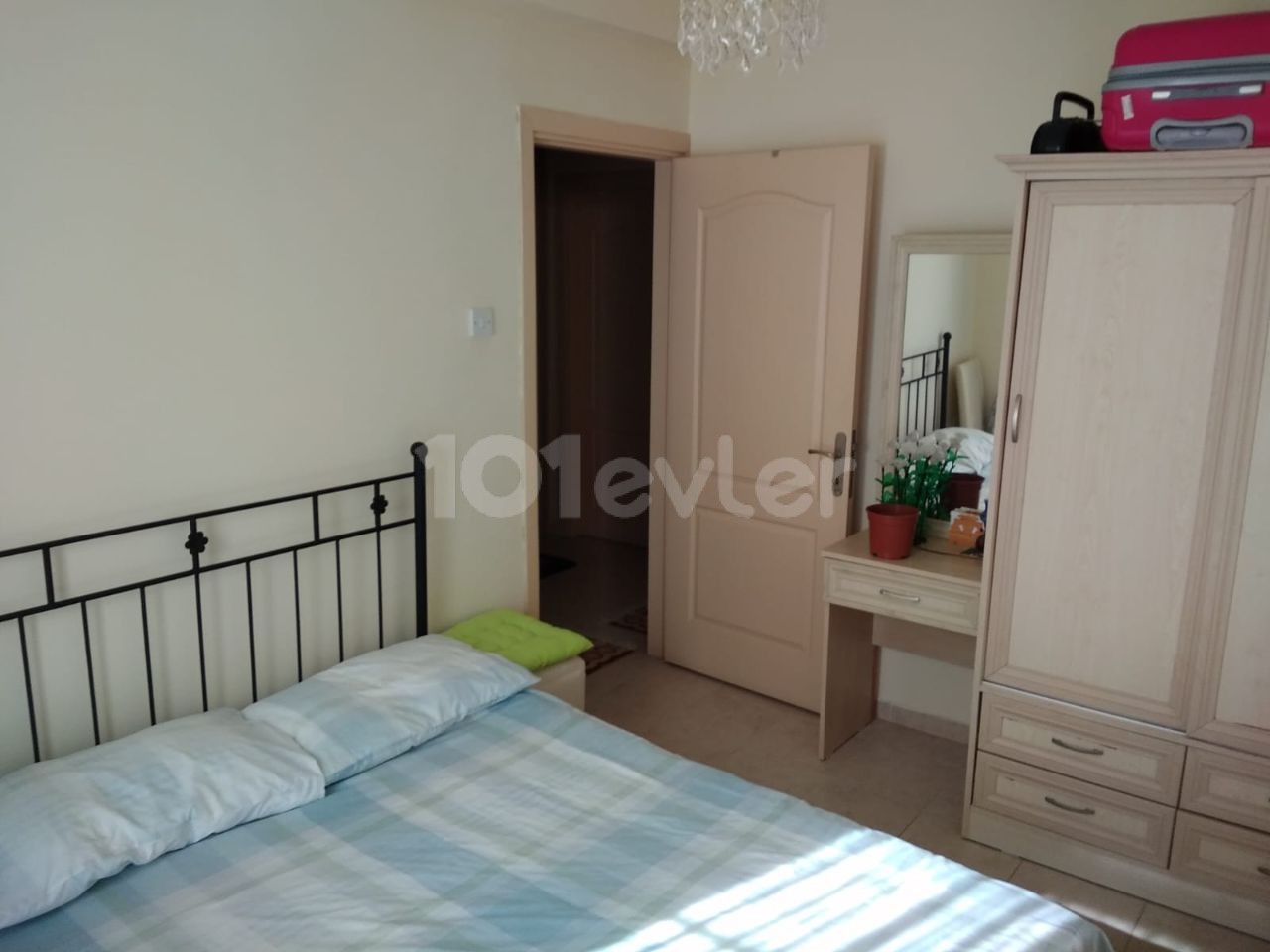 3+1 FURNISHED FLAT FOR SALE IN A SITE WITH SHARED POOL IN KYRENIA/LAPTA