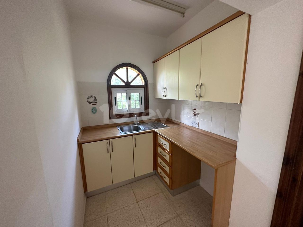 3+2 VILLA MIT POOL ZU VERMIETEN IN GIRNE/OZANKÖY