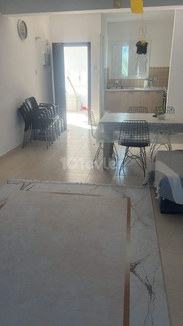 2+1 WOHNUNG ZU VERMIETEN INNERHALB DES GELÄNDES IN FAMAGUSTA/TATLISU