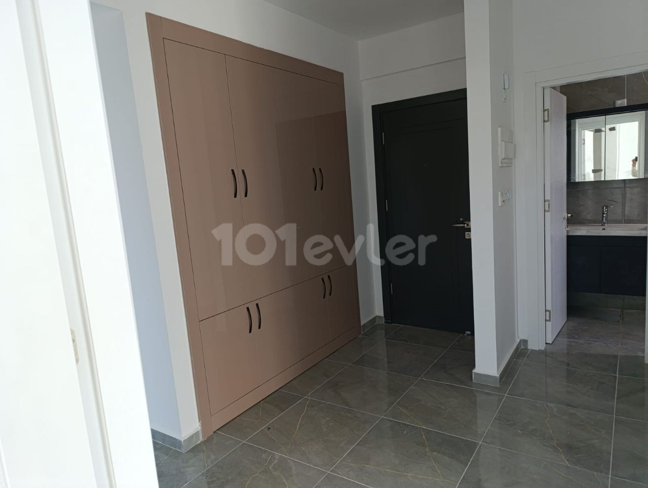 آپارتمان 2+1 تازه مبله برای اجاره در خیابان اصلی GİRNE/ÇATALKÖY