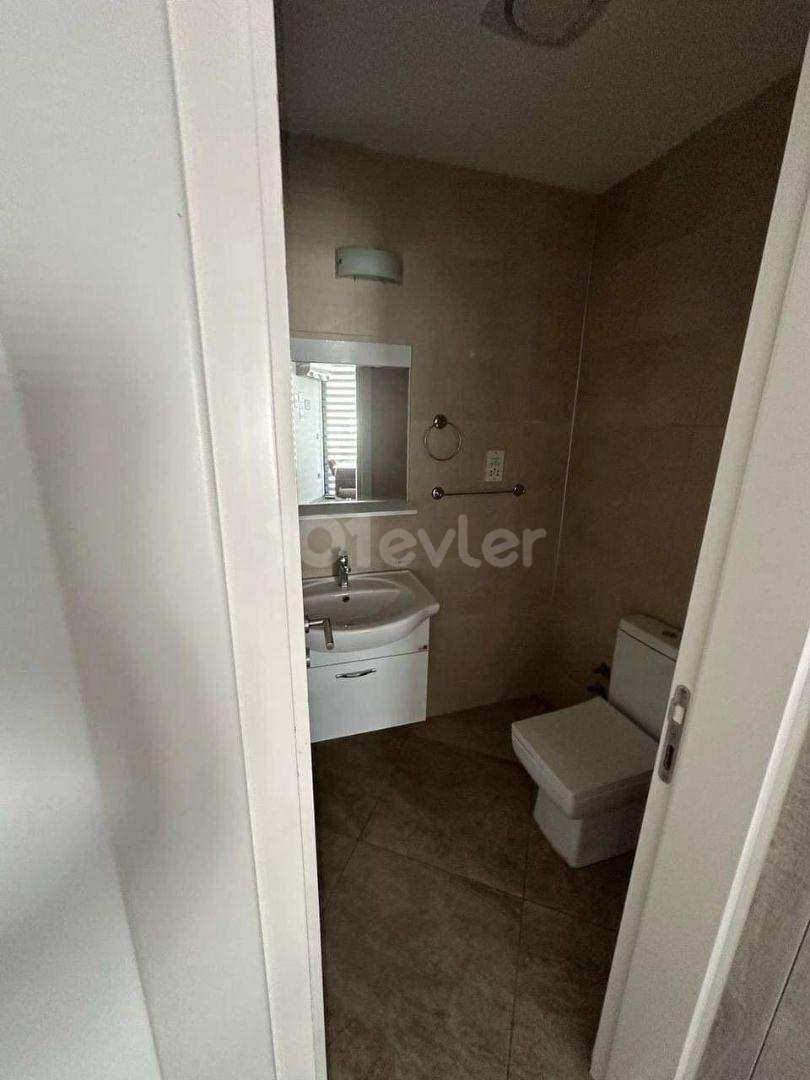 2+1 PENTHOUSE ZU VERMIETEN IM ZENTRALEN ANADOL-HOTELGEBIET VON KYRENIA