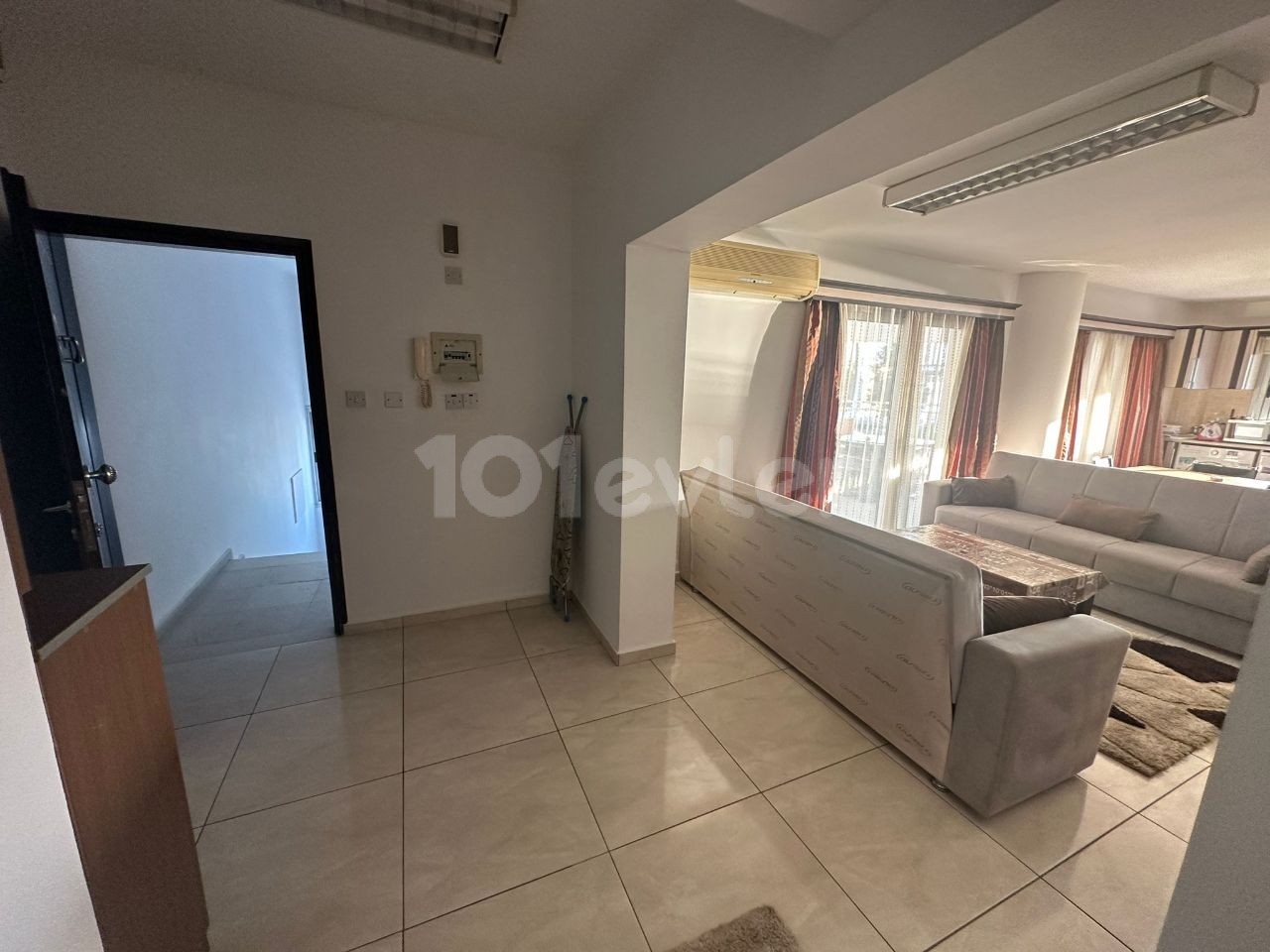 LEFKOŞA/YENİŞEHİR'DE KİRALIK 2+1 EŞYALI PENTHOUSE