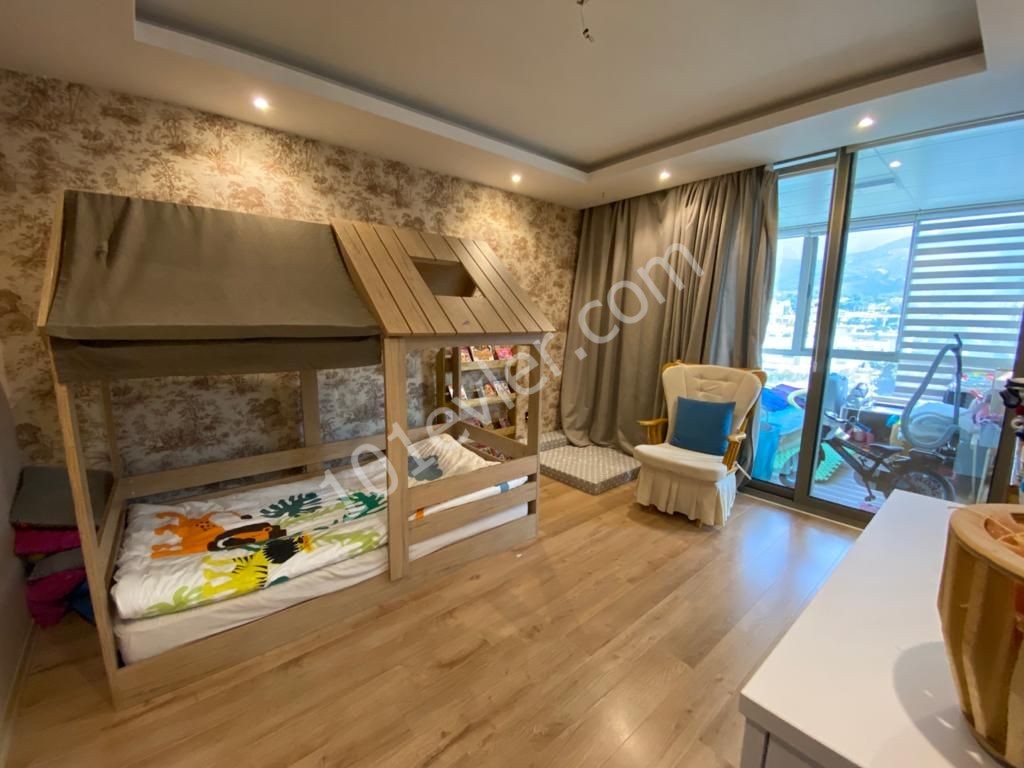 Zu verkaufen 3+1 Penthouse im Zentrum von Kyrenia ** 