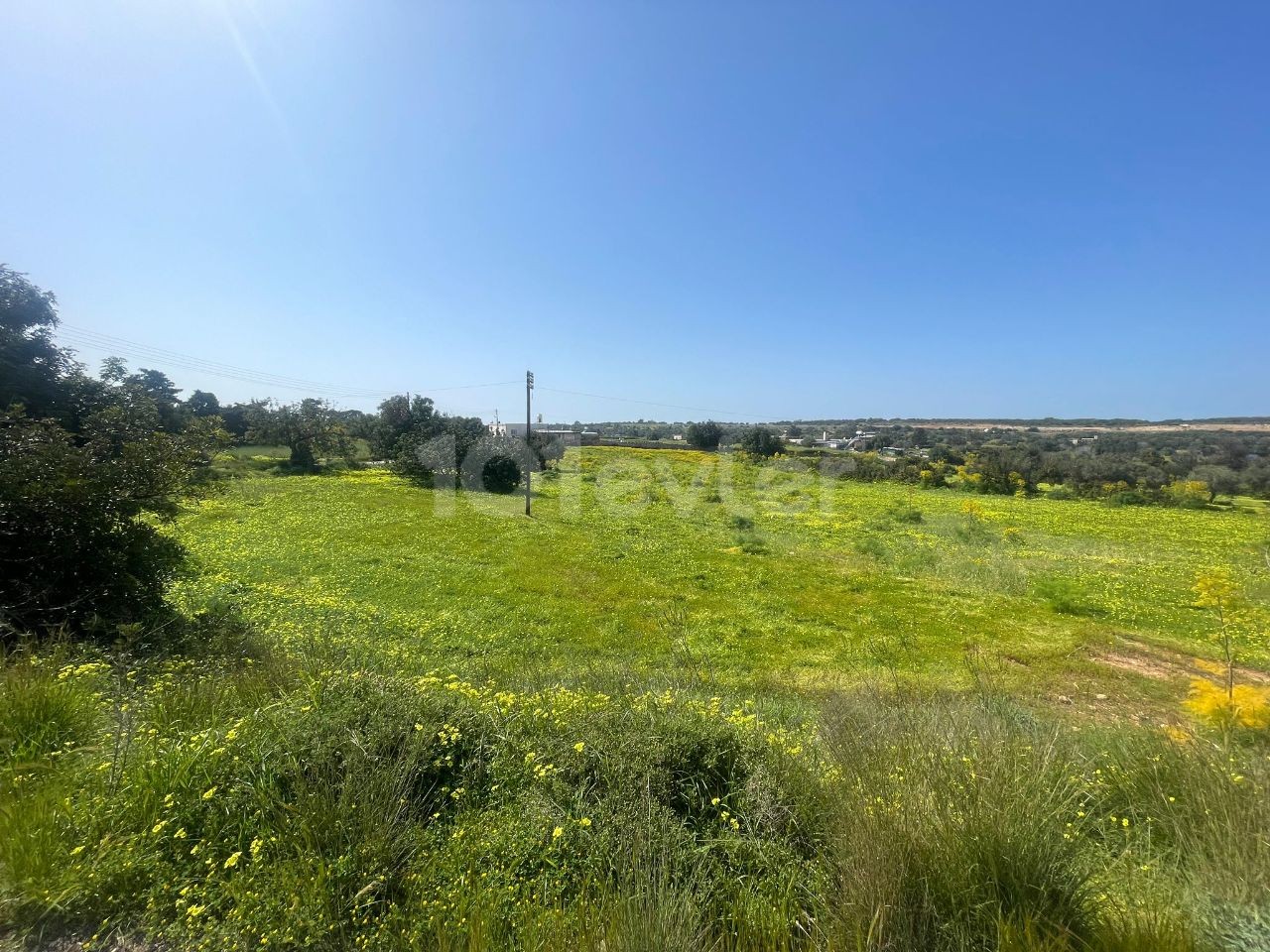 VILLA ON THE MAIN ROAD BETWEEN YEŞİLKÖY-YENI ERENKÖY, 5 DECLARES OF LAND SUITABLE FOR A GAS STATION