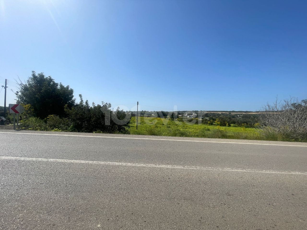 VILLA ON THE MAIN ROAD BETWEEN YEŞİLKÖY-YENI ERENKÖY, 5 DECLARES OF LAND SUITABLE FOR A GAS STATION