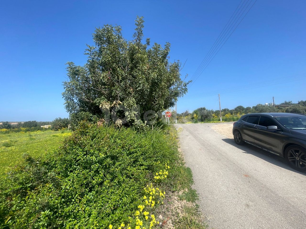 VILLA ON THE MAIN ROAD BETWEEN YEŞİLKÖY-YENI ERENKÖY, 5 DECLARES OF LAND SUITABLE FOR A GAS STATION