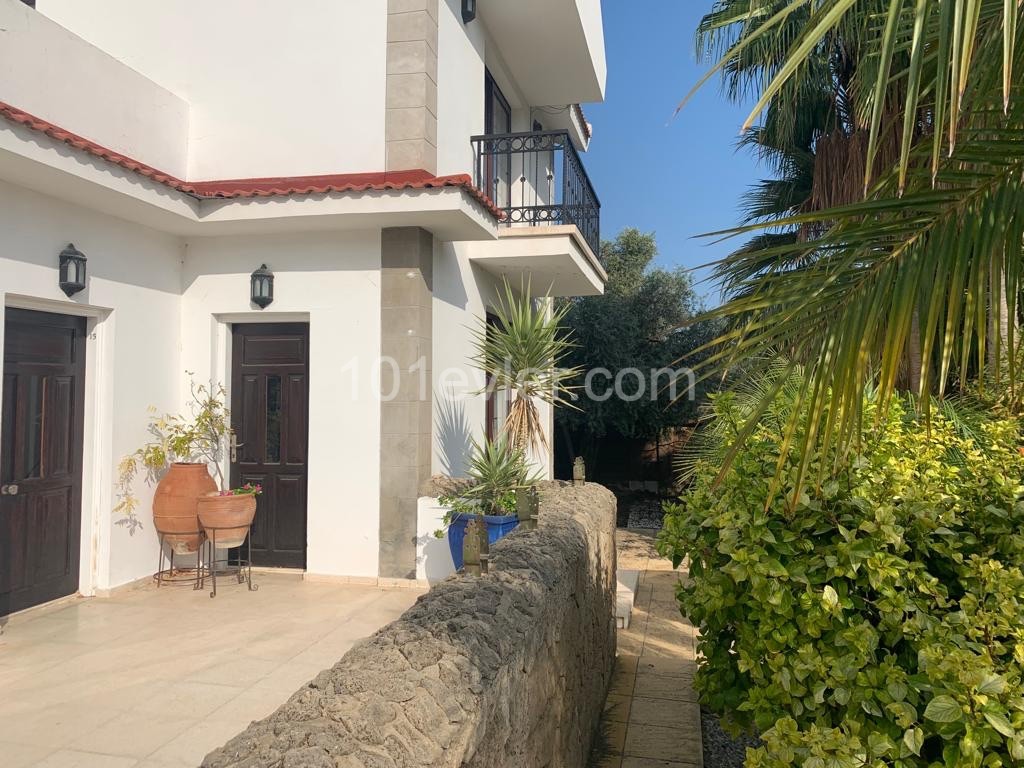 TÜRKEI 3+1 VILLA ZUM VERKAUF MIT GEMEINSCHAFTSPOOL IN KYRENIA/BELLAPAIS ** 