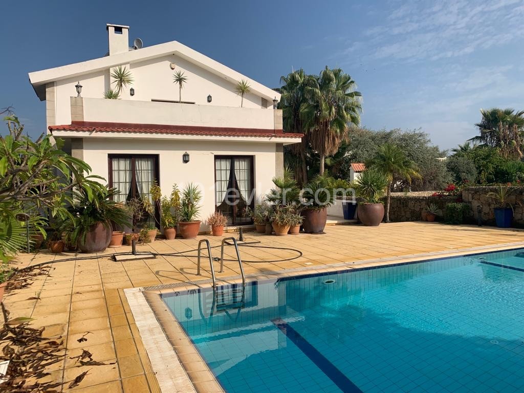 TÜRKEI 3+1 VILLA ZUM VERKAUF MIT GEMEINSCHAFTSPOOL IN KYRENIA/BELLAPAIS ** 