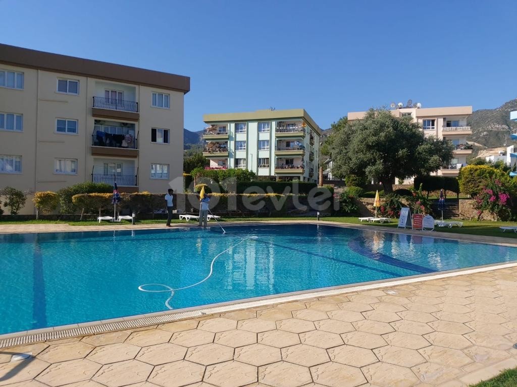 Girne Merkez'de Havuzlu Sitede Satılık 3+1 Daire