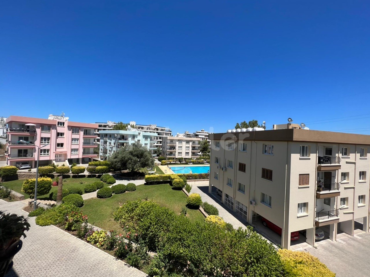 Girne Merkez'de Havuzlu Sitede Satılık 3+1 Daire