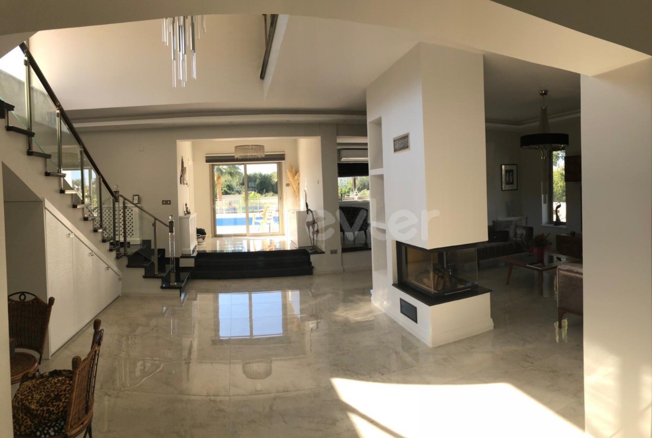 Girne Edremitte 2 Dönüm Arazi İçinde Havuzlu Satılık 4+1 Villa